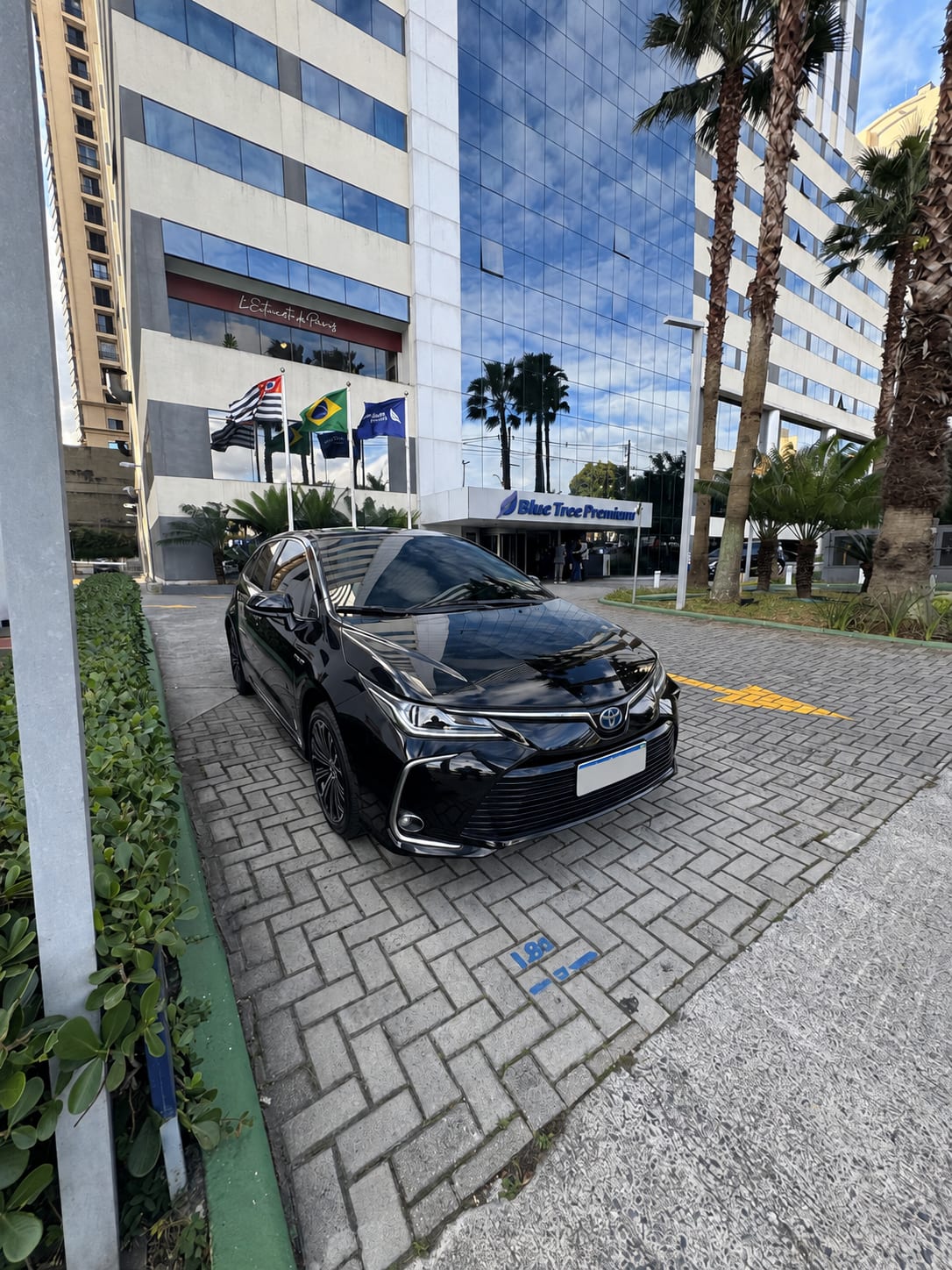 Sedan executivo da JR Transportes em atendimento na região de Campinas