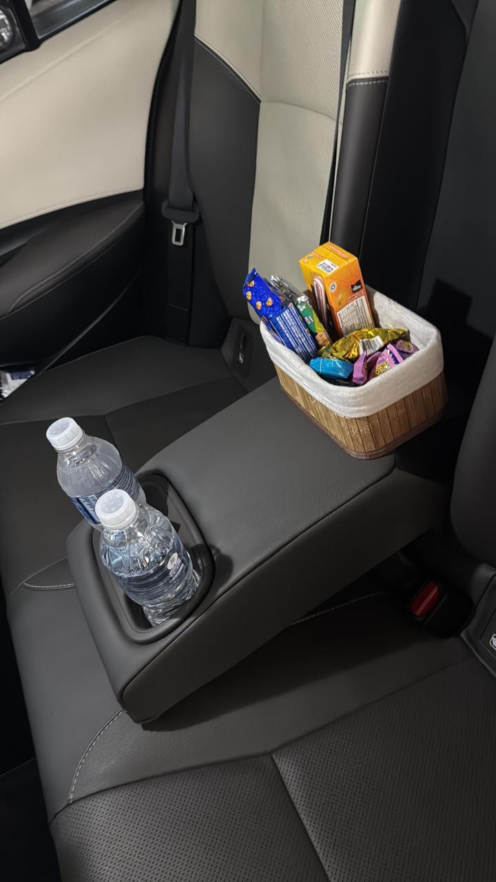 Água e itens de cortesia preparados no sedan executivo